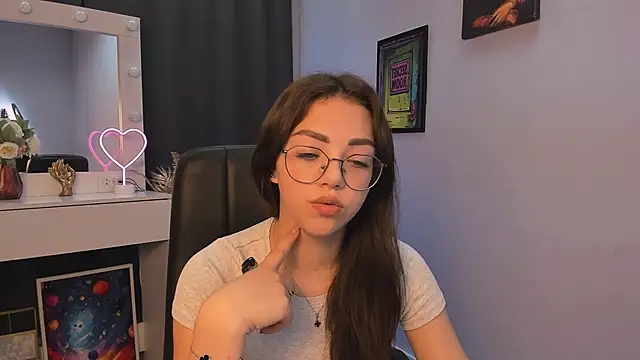 Snapshot of kiki_swan chatting on 03/16/25, 11:05 kiki swan online show from 03/16/25, 11:05