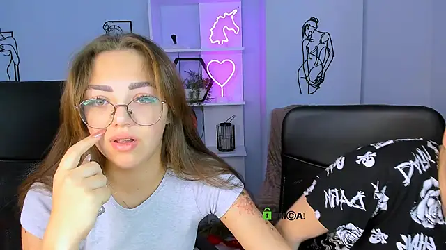 Snapshot of kiki_swan chatting on 09/25/25, 05:44 kiki swan online show from 09/25/25, 05:44