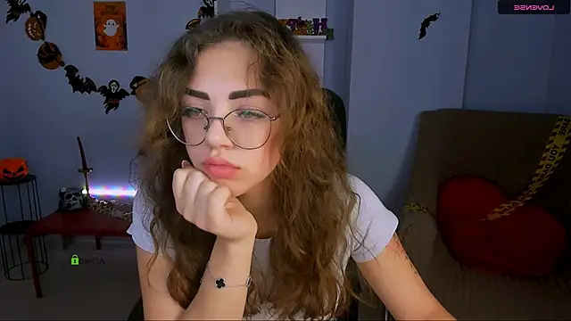 Snapshot of kiki_swan chatting on 10/28/25, 06:50 kiki swan online show from 10/28/25, 06:50