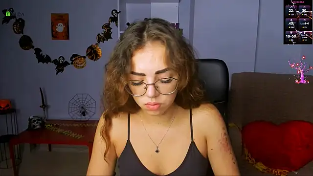 Snapshot of kiki_swan chatting on 10/29/25, 07:43 kiki swan online show from 10/29/25, 07:43