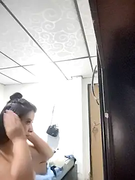 Snapshot of mialorents chatting on 11/02/25, 01:46 mialorents online show from 11/02/25, 01:46