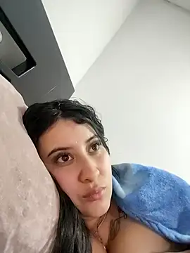 Snapshot of mialorents chatting on 11/10/25, 10:20 mialorents online show from 11/10/25, 10:20