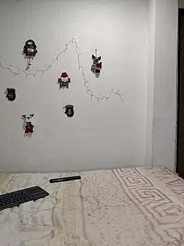 Snapshot of mialorents chatting on 12/17/25, 02:12 mialorents online show from 12/17/25, 02:12