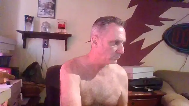 Snapshot of HunkofRock chatting on 10/15/25, 03:45 HunkofRock online show from 10/15/25, 03:45