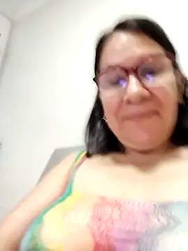 Snapshot of victoria_wayne chatting on 05/11/26, 10:32 victoria wayne online show from 05/11/26, 10:32