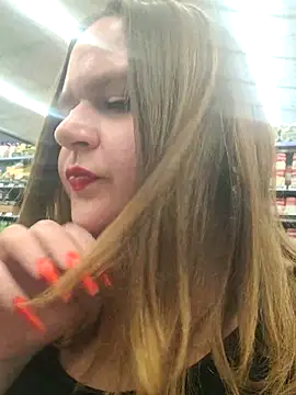 Snapshot of Bigmouthbitch chatting on 12/14/25, 03:45 Bigmouthbitch online show from 12/14/25, 03:45