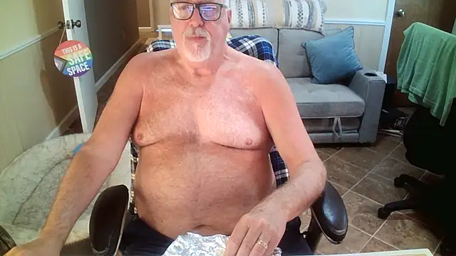 Snapshot of superbearboss chatting on 06/03/26, 04:23 superbearboss online show from 06/03/26, 04:23
