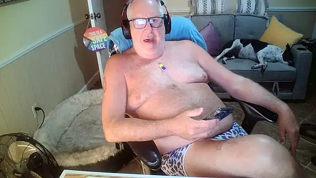 Snapshot of superbearboss chatting on 06/26/26, 02:05 superbearboss online show from 06/26/26, 02:05