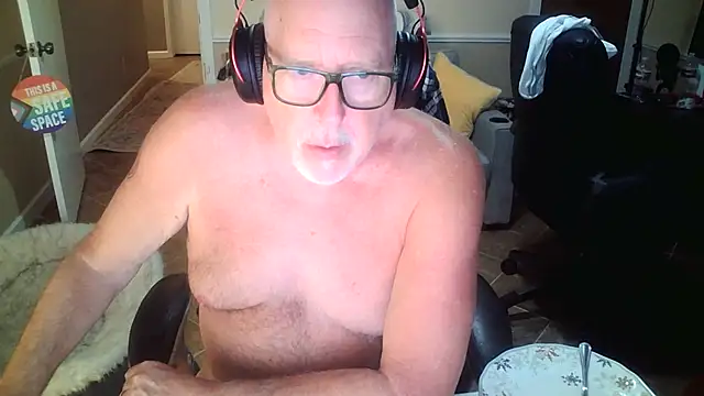 Snapshot of superbearboss chatting on 06/30/26, 02:56 superbearboss online show from 06/30/26, 02:56