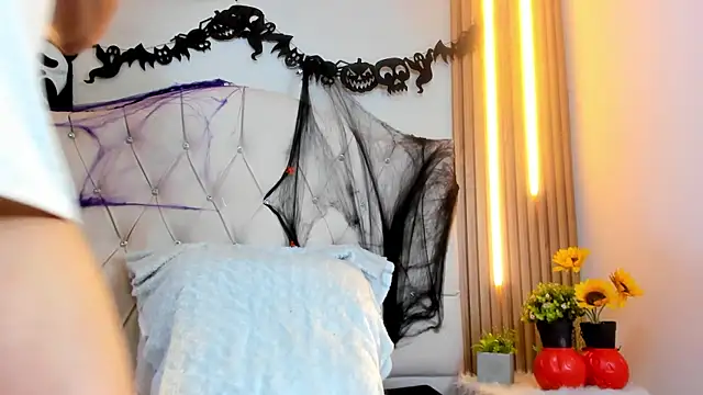 Alexa Bravva online show from 10/28/25, 04:27