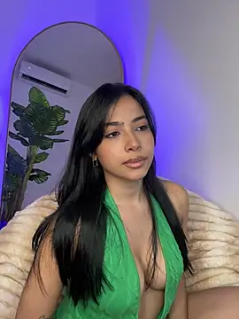 Snapshot of _Emily_Thompson_ chatting on 12/14/25, 02:06 Emily Thompson online show from 12/14/25, 02:06