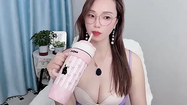 Snapshot of Dewluna chatting on 03/15/26, 06:25 Dewluna online show from 03/15/26, 06:25