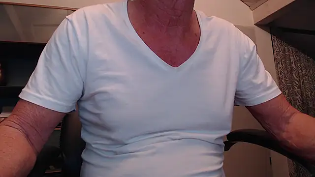 Snapshot of munichrubber chatting on 12/21/24, 05:58 munichrubber online show from 12/21/24, 05:58