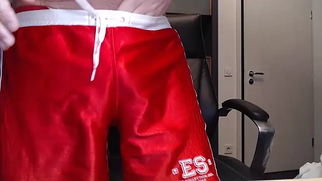 Snapshot of munichrubber chatting on 12/26/24, 05:26 munichrubber online show from 12/26/24, 05:26