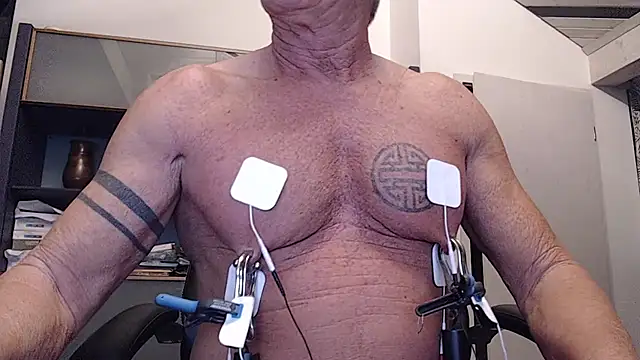 Snapshot of munichrubber chatting on 12/28/24, 05:33 munichrubber online show from 12/28/24, 05:33