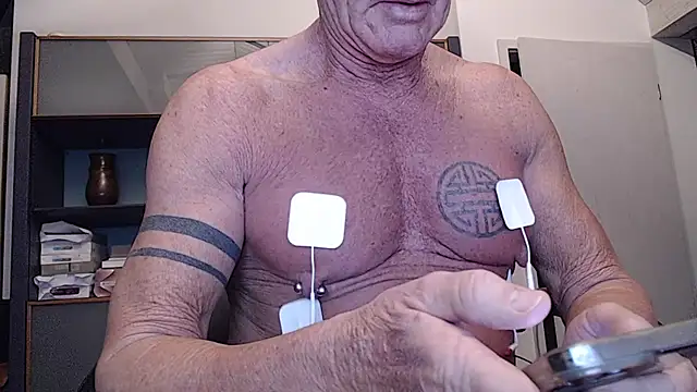 Snapshot of munichrubber chatting on 12/29/24, 05:42 munichrubber online show from 12/29/24, 05:42