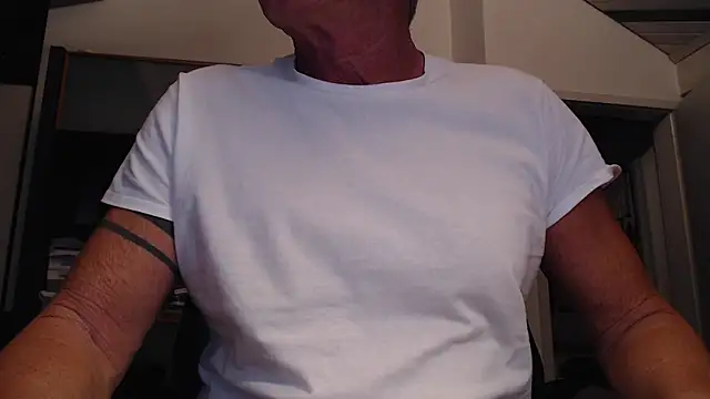 Snapshot of munichrubber chatting on 12/29/24, 04:19 munichrubber online show from 12/29/24, 04:19