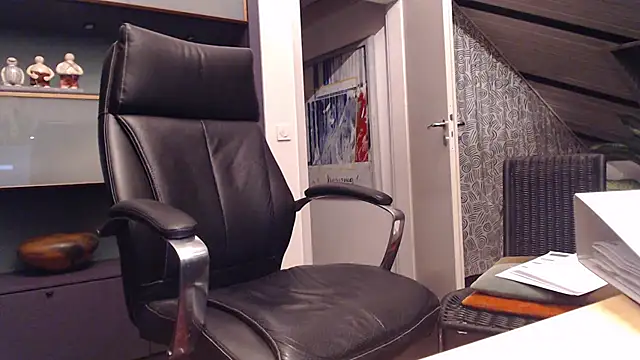 Snapshot of munichrubber chatting on 09/20/25, 03:18 munichrubber online show from 09/20/25, 03:18