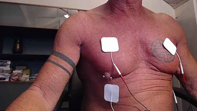 Snapshot of munichrubber chatting on 09/26/25, 04:27 munichrubber online show from 09/26/25, 04:27