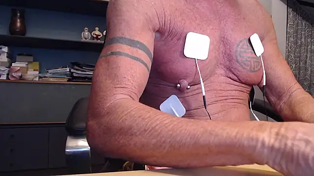 Snapshot of munichrubber chatting on 09/27/25, 04:28 munichrubber online show from 09/27/25, 04:28