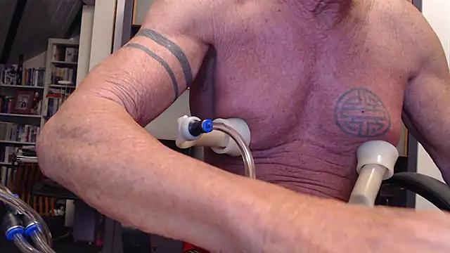 Snapshot of munichrubber chatting on 10/06/25, 05:10 munichrubber online show from 10/06/25, 05:10