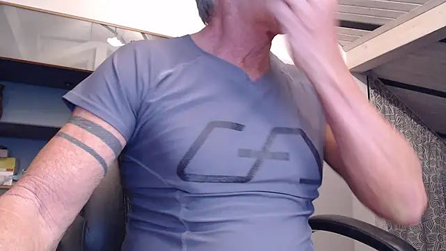 Snapshot of munichrubber chatting on 10/08/25, 04:43 munichrubber online show from 10/08/25, 04:43