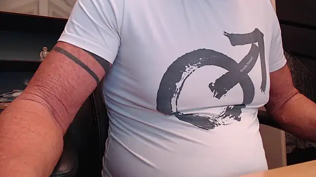 Snapshot of munichrubber chatting on 10/17/25, 04:15 munichrubber online show from 10/17/25, 04:15