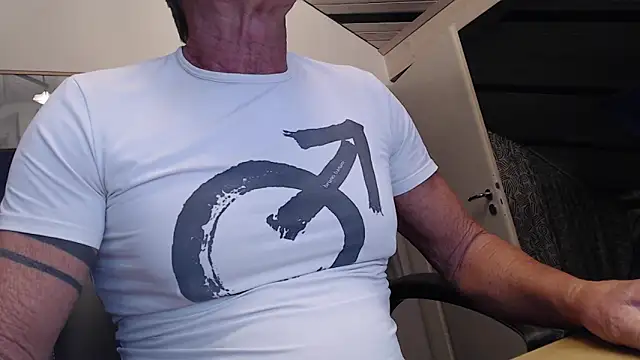 Snapshot of munichrubber chatting on 10/18/25, 05:10 munichrubber online show from 10/18/25, 05:10