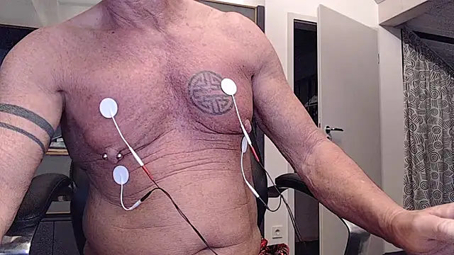 Snapshot of munichrubber chatting on 10/20/25, 04:13 munichrubber online show from 10/20/25, 04:13