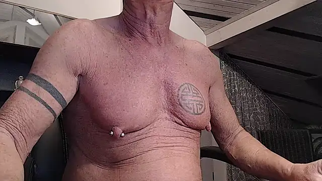 Snapshot of munichrubber chatting on 10/23/25, 03:50 munichrubber online show from 10/23/25, 03:50