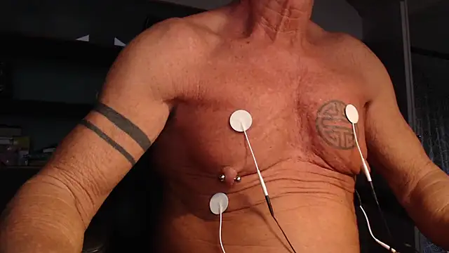 Snapshot of munichrubber chatting on 10/23/25, 04:06 munichrubber online show from 10/23/25, 04:06