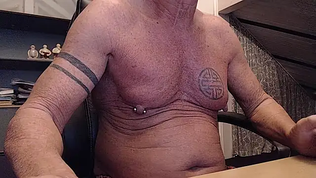 Snapshot of munichrubber chatting on 10/24/25, 04:09 munichrubber online show from 10/24/25, 04:09