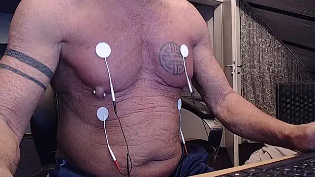 Snapshot of munichrubber chatting on 10/29/25, 04:59 munichrubber online show from 10/29/25, 04:59