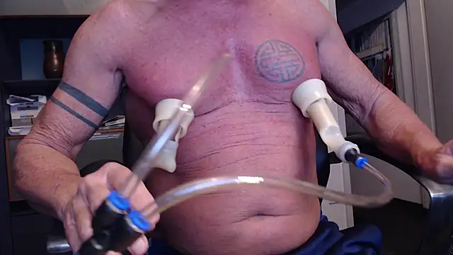 Snapshot of munichrubber chatting on 11/10/25, 06:07 munichrubber online show from 11/10/25, 06:07