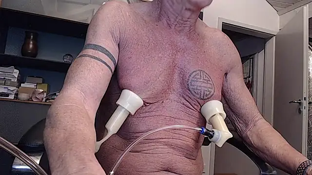 Snapshot of munichrubber chatting on 12/22/25, 06:27 munichrubber online show from 12/22/25, 06:27