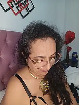 Snapshot of AlessandraLeroy chatting on 05/19/26, 01:11 AlessandraLeroy online show from 05/19/26, 01:11