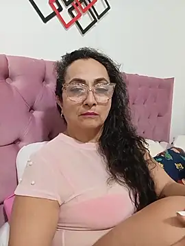 Snapshot of AlessandraLeroy chatting on 05/25/26, 12:49 AlessandraLeroy online show from 05/25/26, 12:49