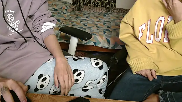 NaughtyThrouple007 online show from 12/18/25, 12:49