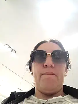 Luna-nevada online show from 11/11/25, 10:54