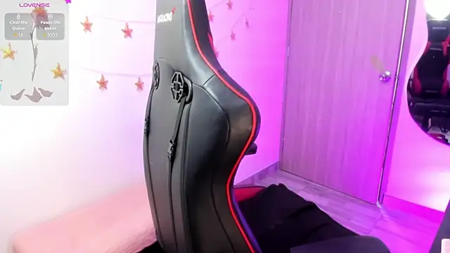 Snapshot of LindaSilverstone chatting on 04/13/26, 11:43 LindaSilverstone online show from 04/13/26, 11:43