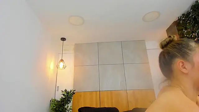 Snapshot of AzuraWave chatting on 03/16/25, 01:49 AzuraWave online show from 03/16/25, 01:49