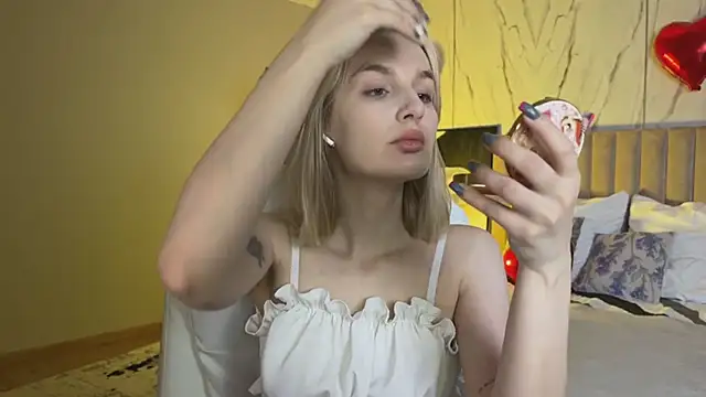  Vikky Moon  online show from 03/27/26, 01:00