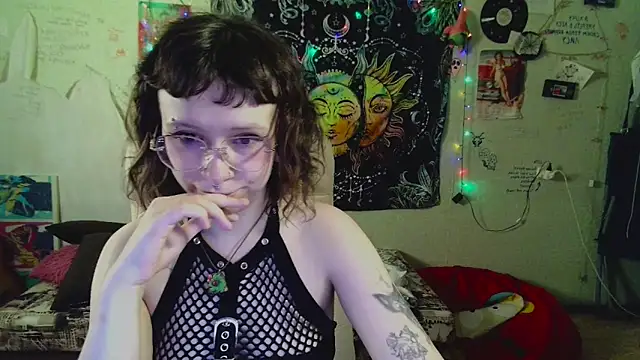 Snapshot of Lil_foxxx chatting on 07/13/26, 01:36 Lil foxxx online show from 07/13/26, 01:36