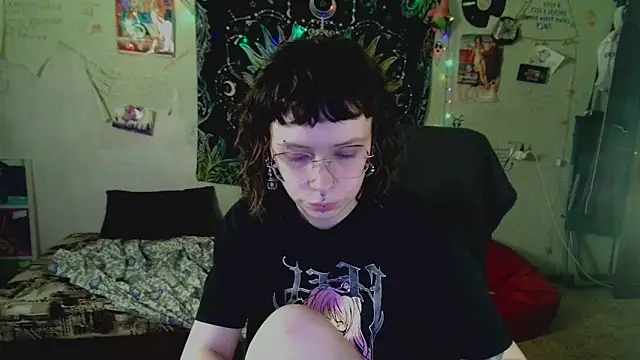 Snapshot of Lil_foxxx chatting on 07/20/26, 10:18 Lil foxxx online show from 07/20/26, 10:18