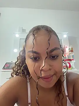 Snapshot of AlesiaCooper chatting on 04/19/26, 04:23 AlesiaCooper online show from 04/19/26, 04:23