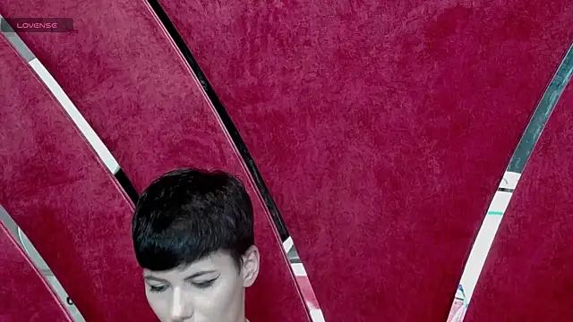 Snapshot of Roxxy_Rouge chatting on 10/25/25, 04:35 Roxxy Rouge online show from 10/25/25, 04:35