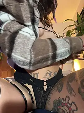 Snapshot of Lia_Valmont chatting on 04/14/26, 02:28 Lia Valmont online show from 04/14/26, 02:28