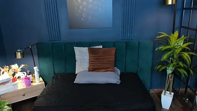 Snapshot of roxy_hell chatting on 12/18/25, 12:33 roxy hell online show from 12/18/25, 12:33