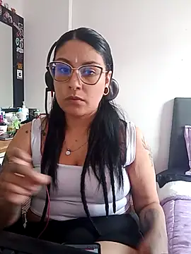 Snapshot of DaniPoison chatting on 10/18/25, 03:13 DaniPoison online show from 10/18/25, 03:13