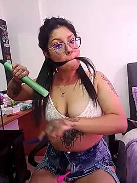 Snapshot of DaniPoison chatting on 10/19/25, 06:19 DaniPoison online show from 10/19/25, 06:19